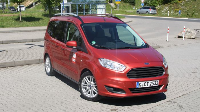 To νέο Tourneo Courier απευθύνεται σε αυτούς που αναζητούν αυξημένη πρακτικότητα και χώρους σε compact εξωτερικές διαστάσεις, παρέχοντας παράλληλα μια